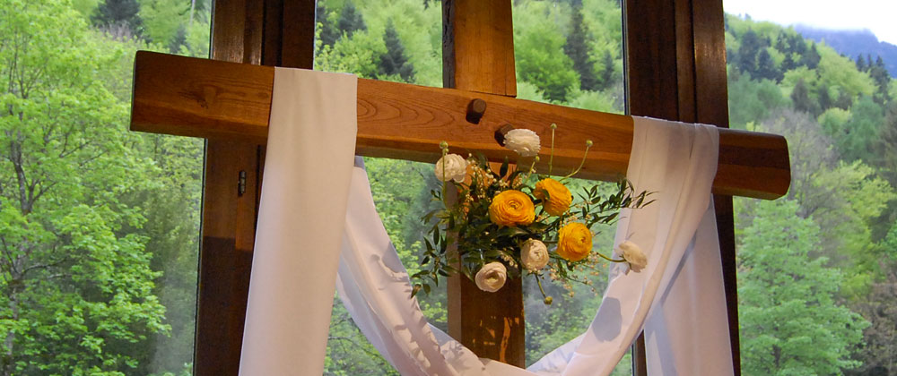 La croix dans la chapelle du Foyer, lieu de préparation au sacrement du mariage