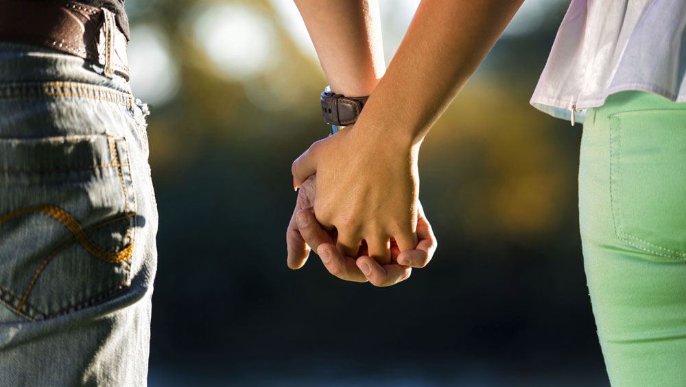 Mains jointes d'un couple