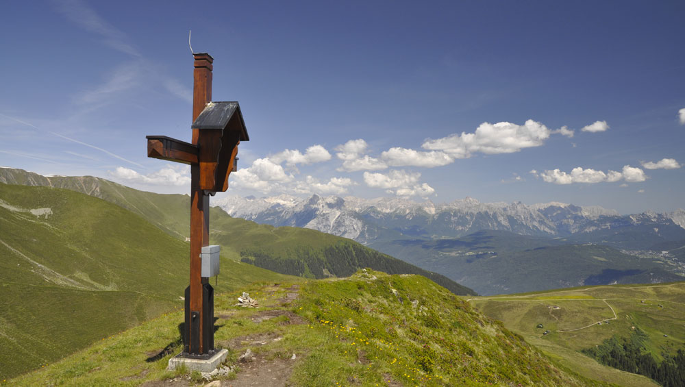 Croix au sommet avec vue sur les Dents-du-Midi