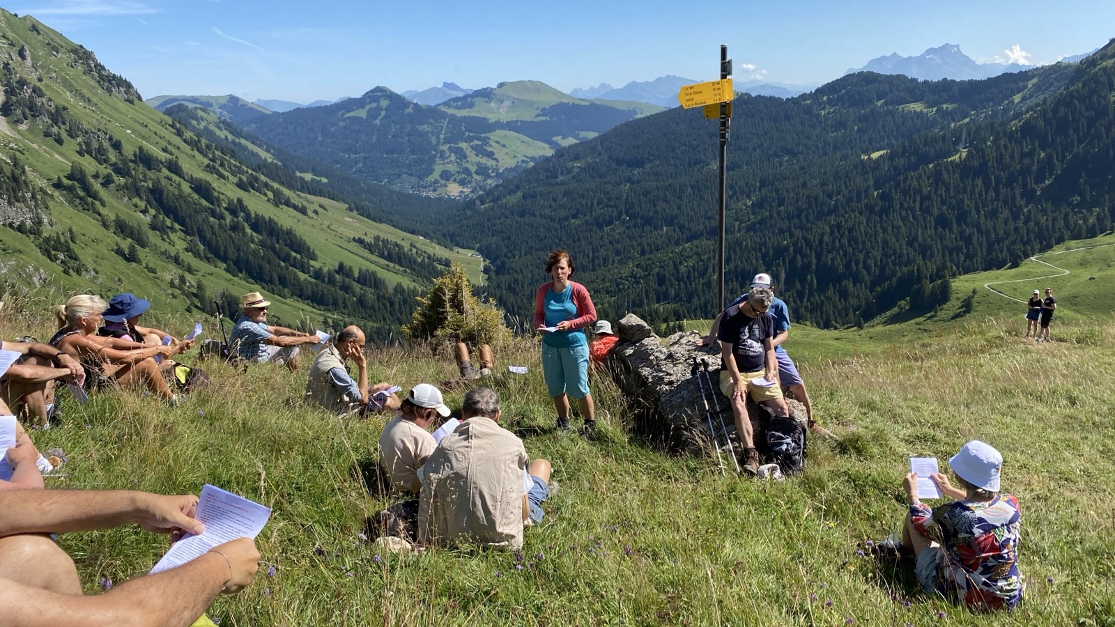 Enseignement en plein air sur un alpage