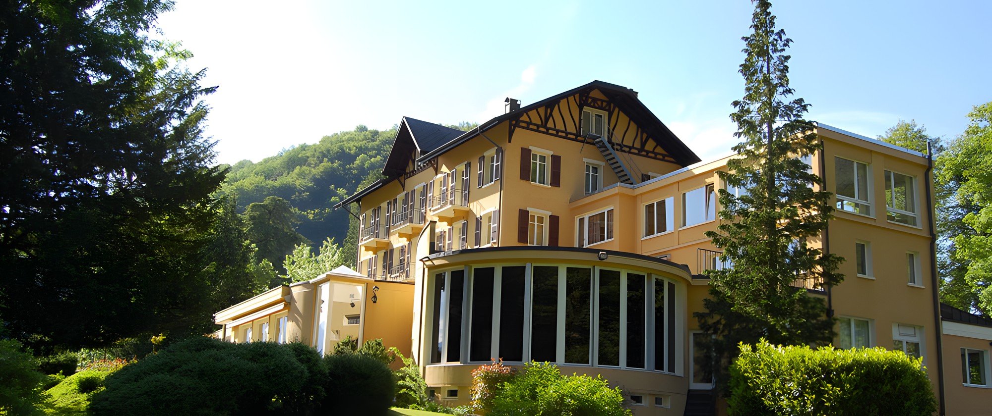 Façade du Foyer de Charité Dents-du-Midi en été