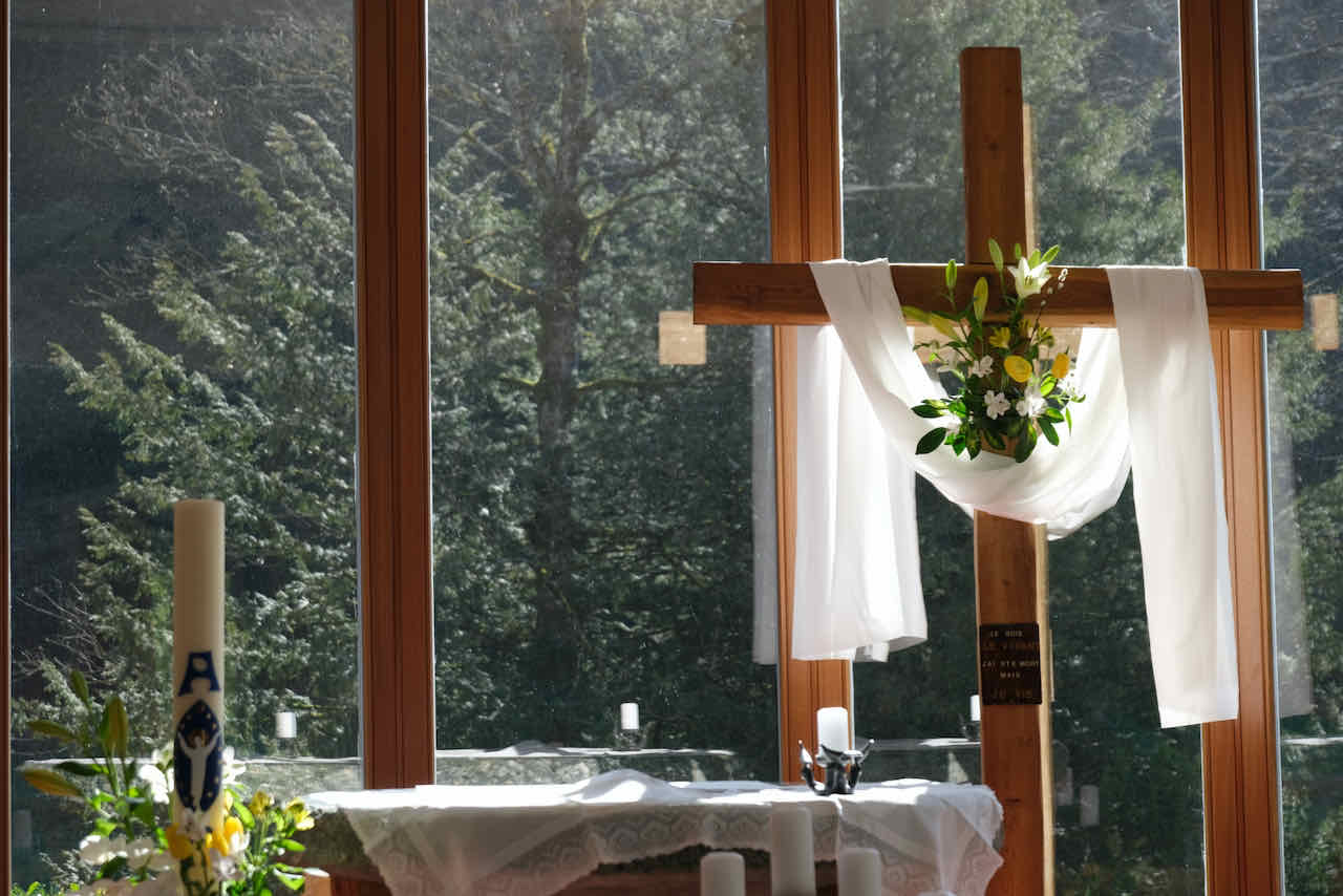 La croix de Pâques fleurie — soutenir l'oeuvre du Foyer