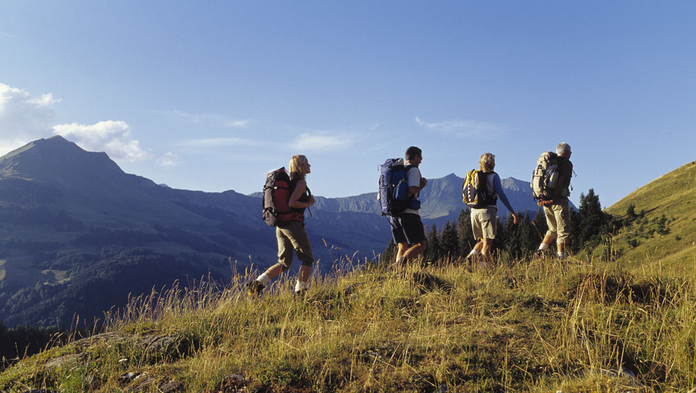 Randonneurs sur les crêtes face aux Dents-du-Midi
