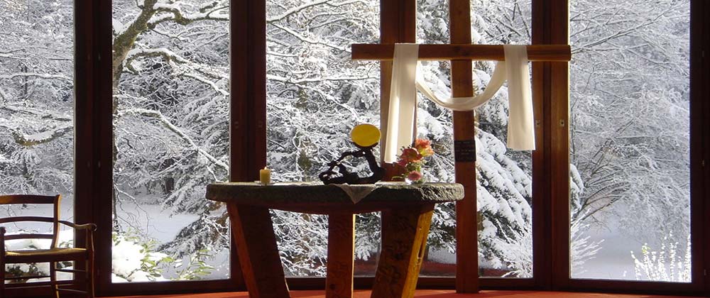 L'autel de la chapelle en hiver, paroles de retraitants