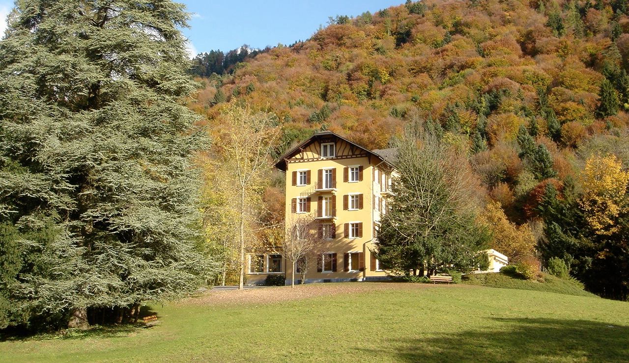 Le Foyer de Charité dans son parc en automne